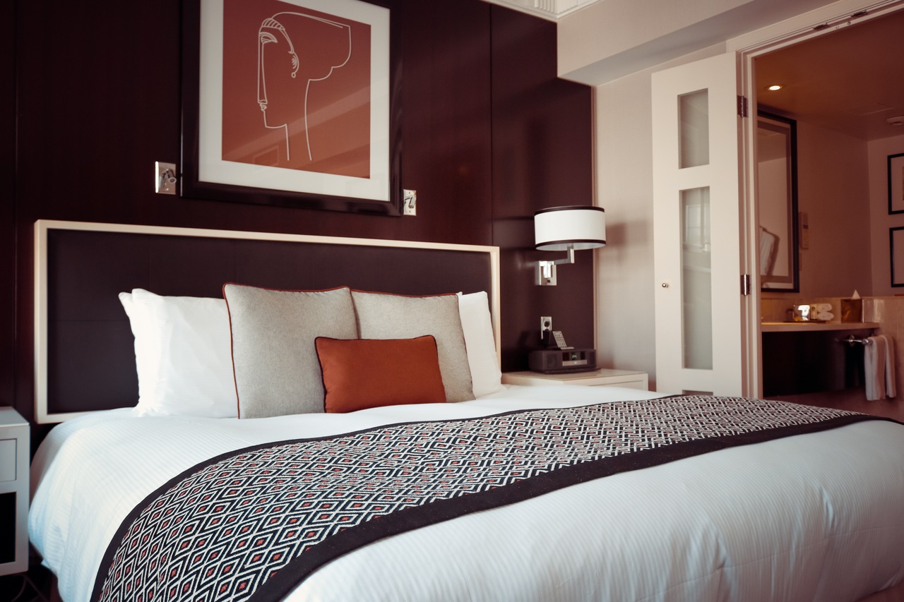 Czy łóżko tapicerowane z materacem to dobry wybór do sypialni